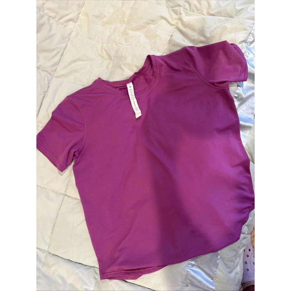 Lululemon Sun Shelter Short Sleeve Rash Guard in Marvel, Size 6- Small/Medium